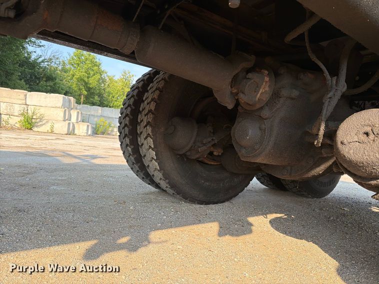 image for item DV8573 1997 Ford LT8501 flatbed truck