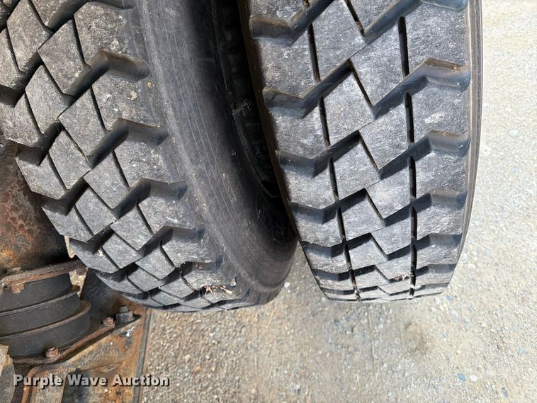 image for item DV8573 1997 Ford LT8501 flatbed truck