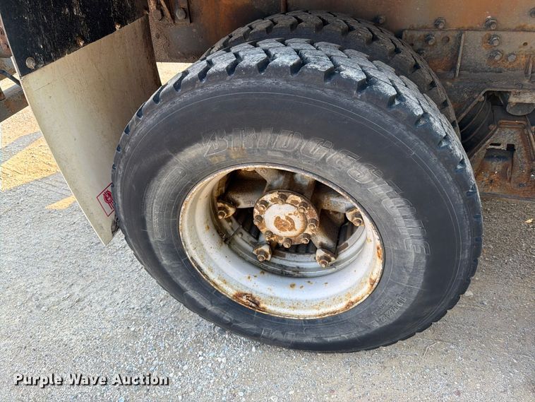 image for item DV8573 1997 Ford LT8501 flatbed truck