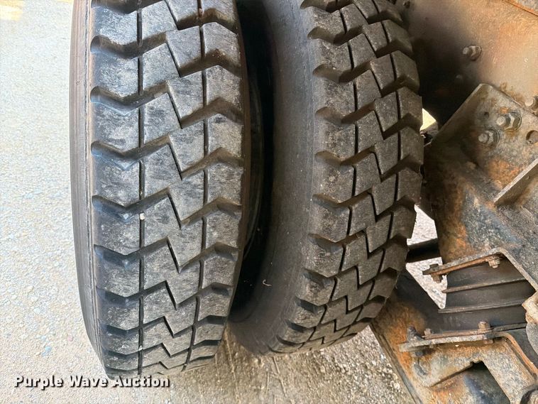 image for item DV8573 1997 Ford LT8501 flatbed truck