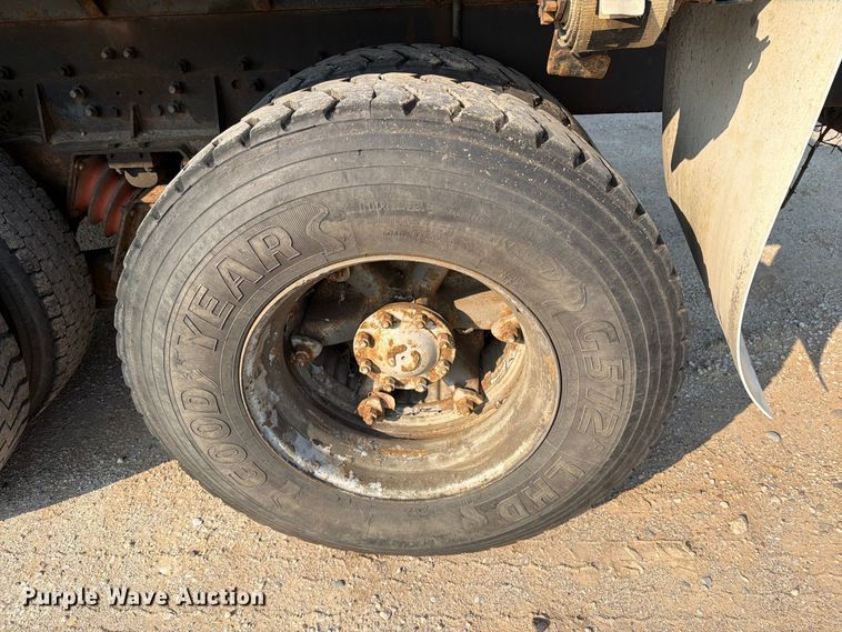 image for item DV8573 1997 Ford LT8501 flatbed truck