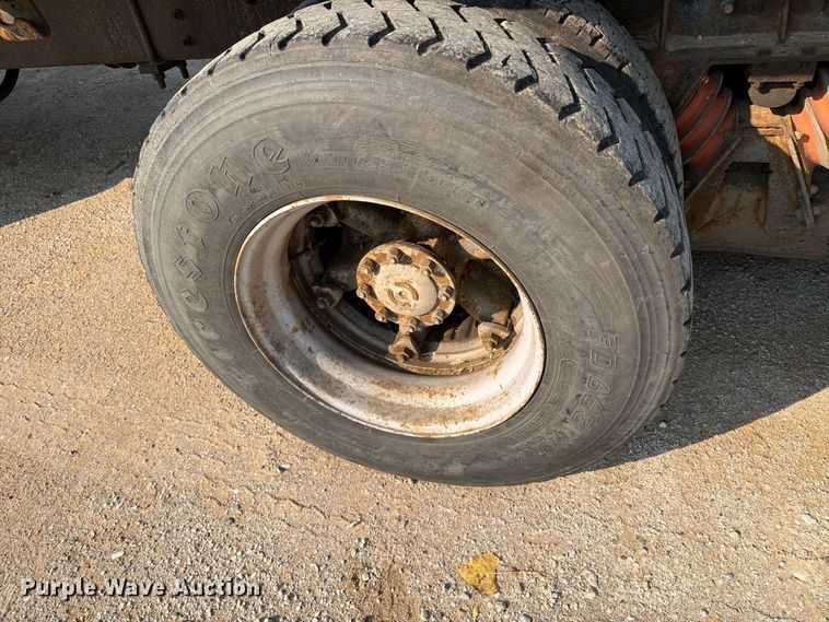 image for item DV8573 1997 Ford LT8501 flatbed truck