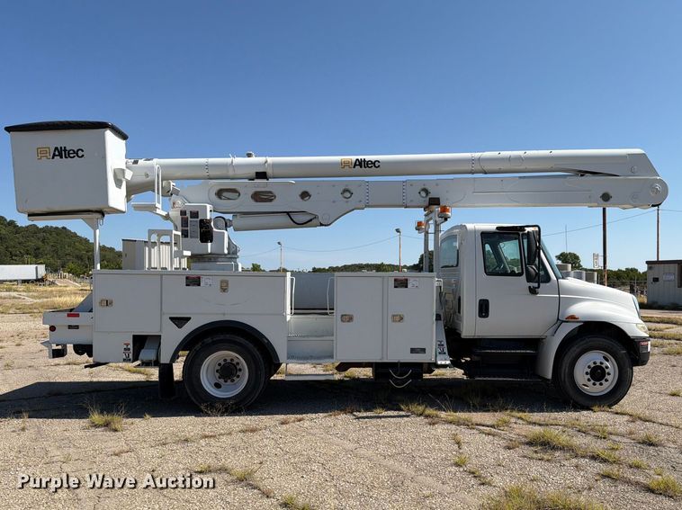 image for item DV8575 2013 International 4300 bucket truck