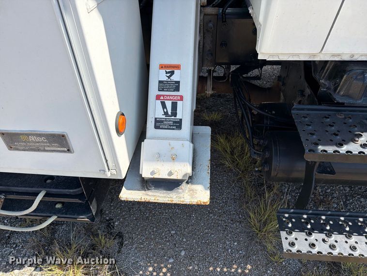 image for item DV8575 2013 International 4300 bucket truck