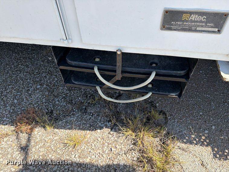 image for item DV8575 2013 International 4300 bucket truck