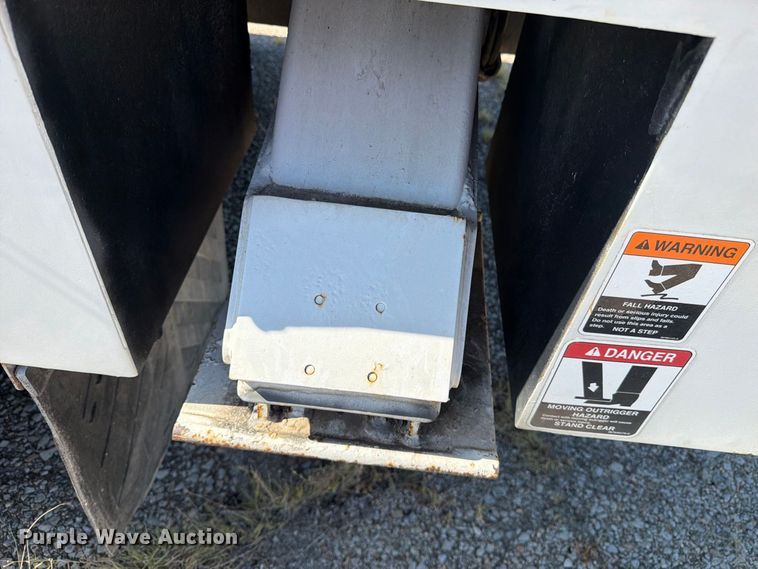 image for item DV8575 2013 International 4300 bucket truck