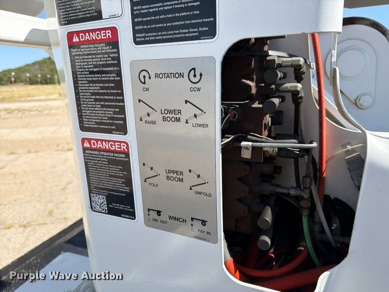 image for item DV8575 2013 International 4300 bucket truck