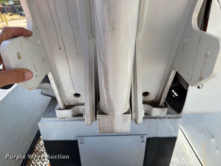 image for item DV8575 2013 International 4300 bucket truck