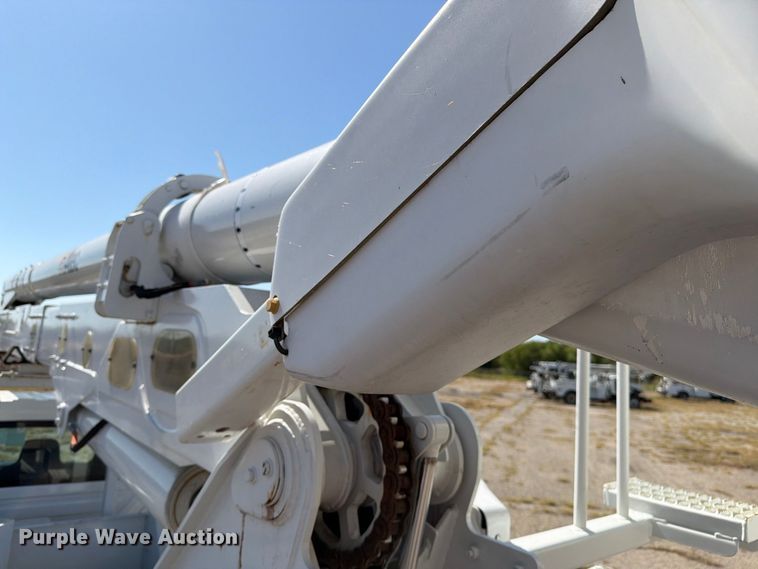 image for item DV8575 2013 International 4300 bucket truck