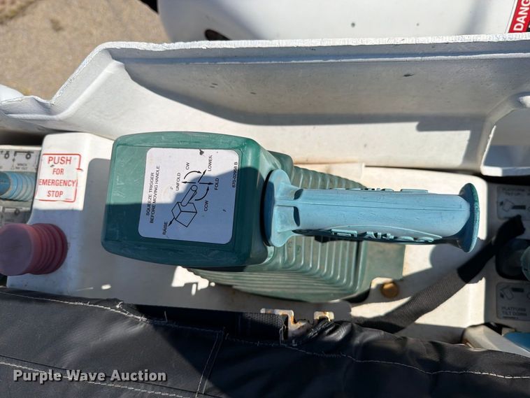 image for item DV8575 2013 International 4300 bucket truck