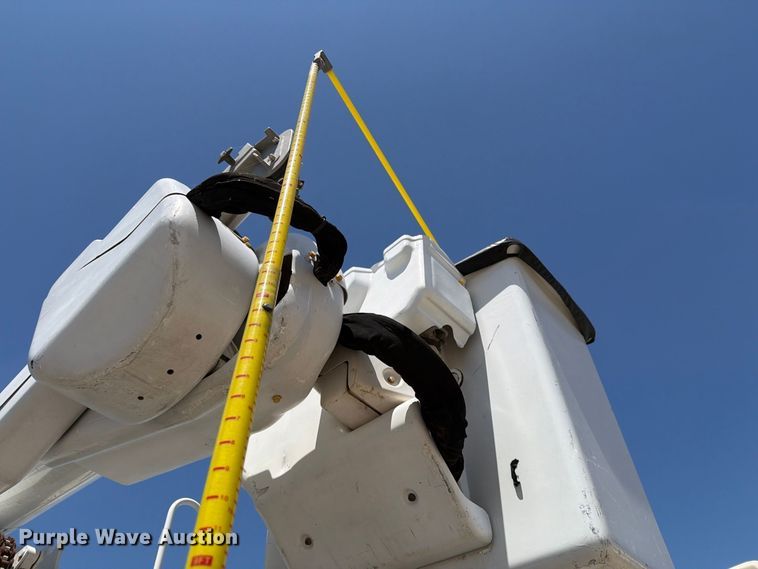 image for item DV8575 2013 International 4300 bucket truck