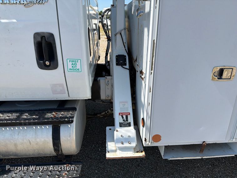 image for item DV8576 2012 International 4300 bucket truck