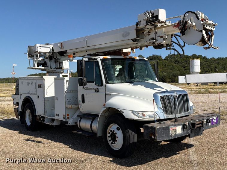 image for item DV8577 2009 International 4300 digger derrick truck