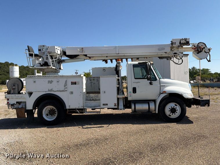 image for item DV8577 2009 International 4300 digger derrick truck
