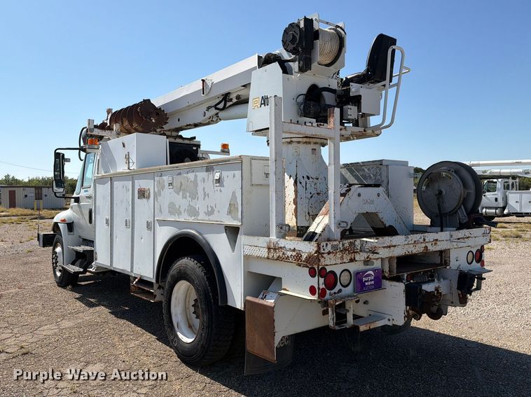 image for item DV8577 2009 International 4300 digger derrick truck