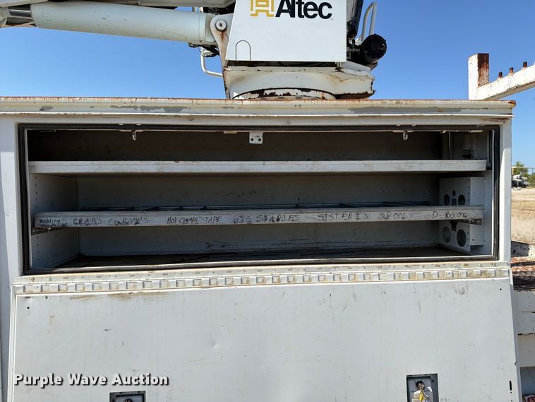 image for item DV8577 2009 International 4300 digger derrick truck