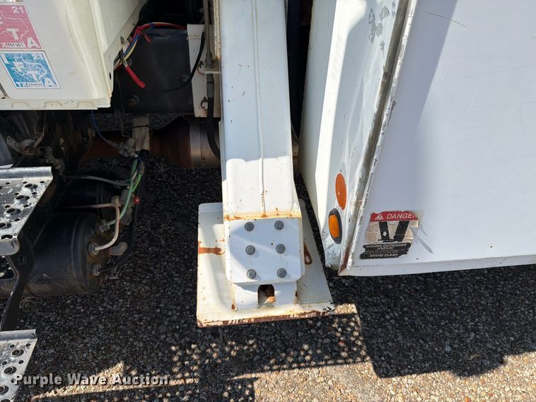 image for item DV8577 2009 International 4300 digger derrick truck