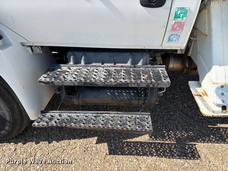 image for item DV8577 2009 International 4300 digger derrick truck