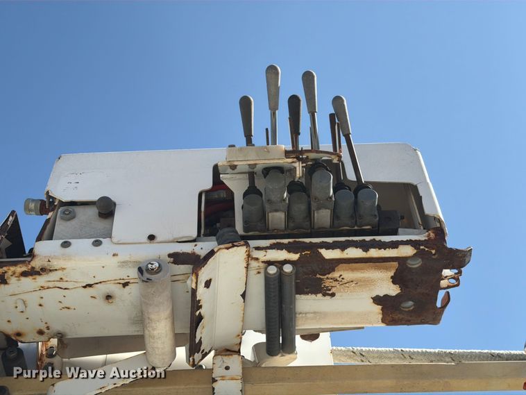image for item DV8577 2009 International 4300 digger derrick truck