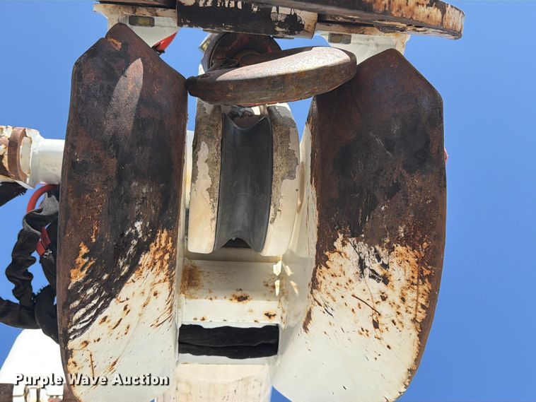 image for item DV8577 2009 International 4300 digger derrick truck