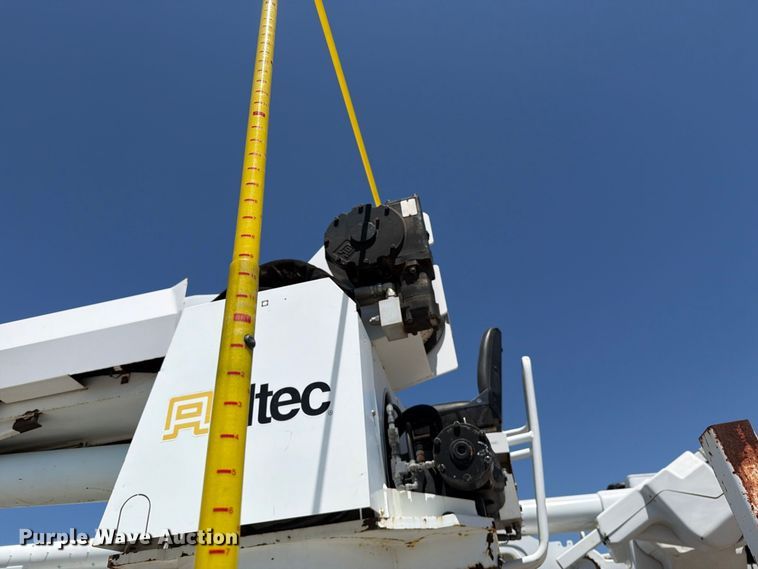 image for item DV8577 2009 International 4300 digger derrick truck