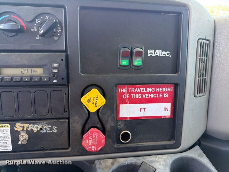 image for item DV8577 2009 International 4300 digger derrick truck