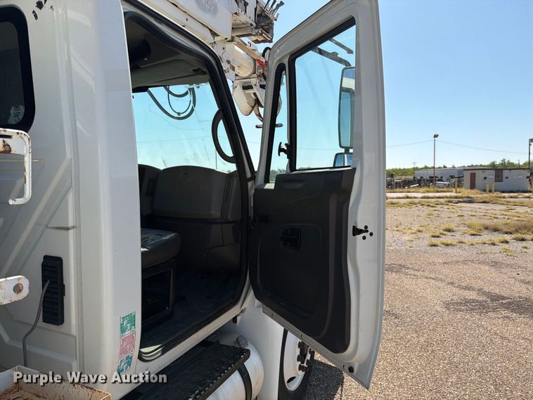 image for item DV8577 2009 International 4300 digger derrick truck
