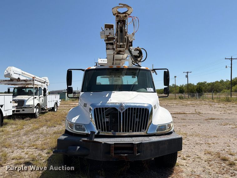 image for item DV8578 2006 International 4300 digger derrick truck