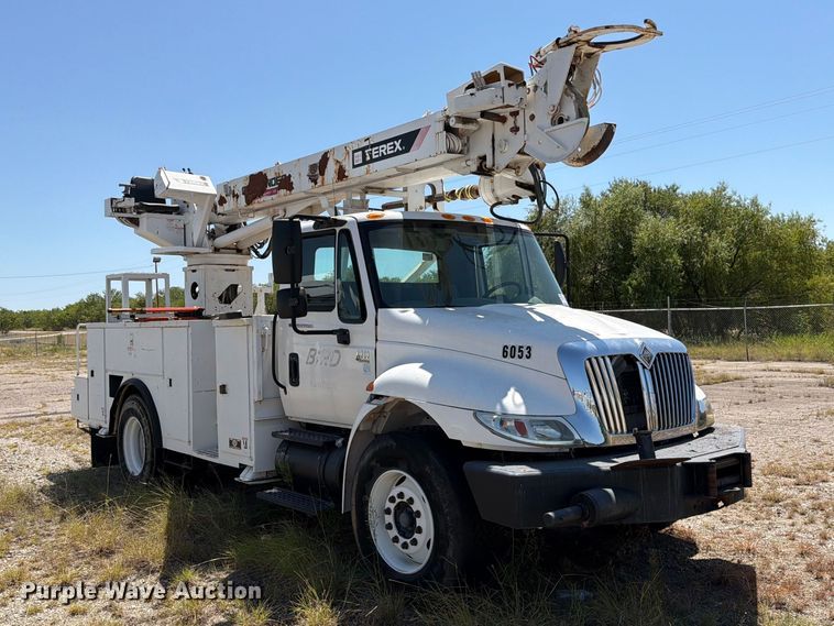 image for item DV8578 2006 International 4300 digger derrick truck