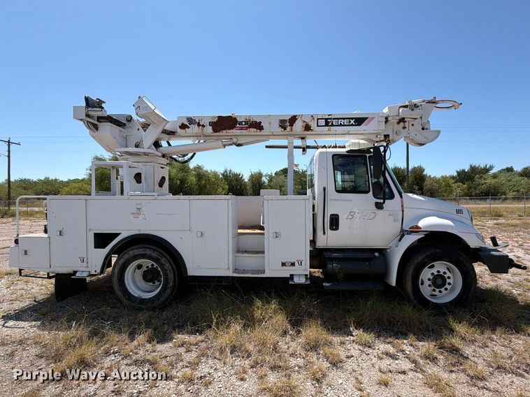 image for item DV8578 2006 International 4300 digger derrick truck