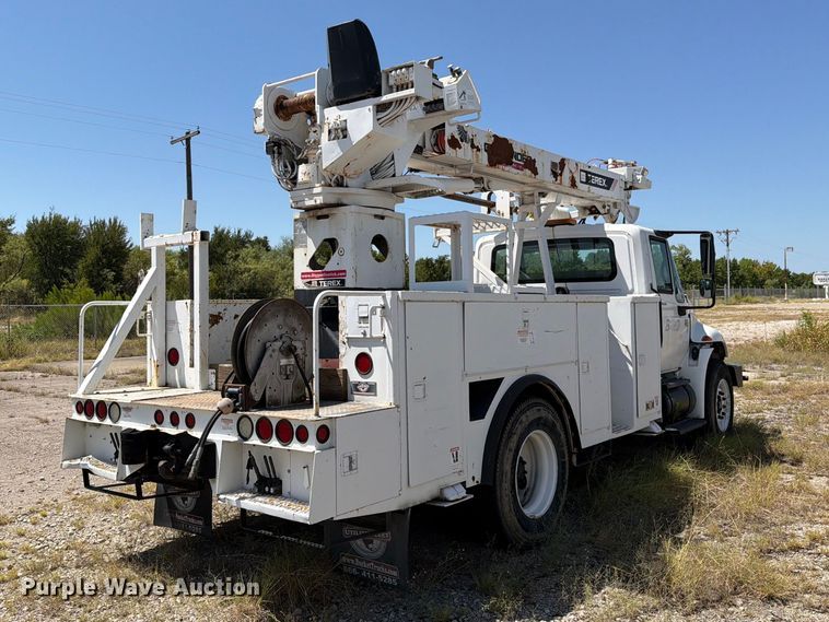 image for item DV8578 2006 International 4300 digger derrick truck