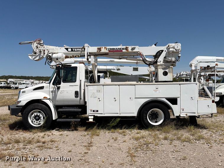 image for item DV8578 2006 International 4300 digger derrick truck