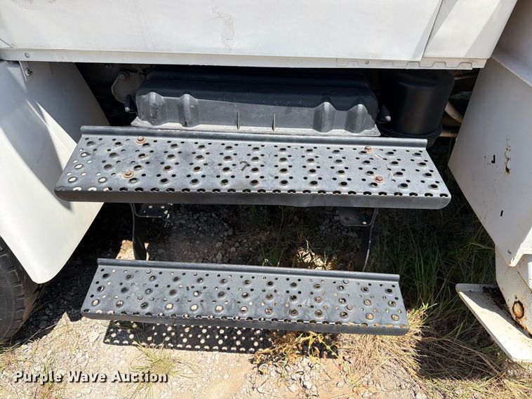 image for item DV8578 2006 International 4300 digger derrick truck