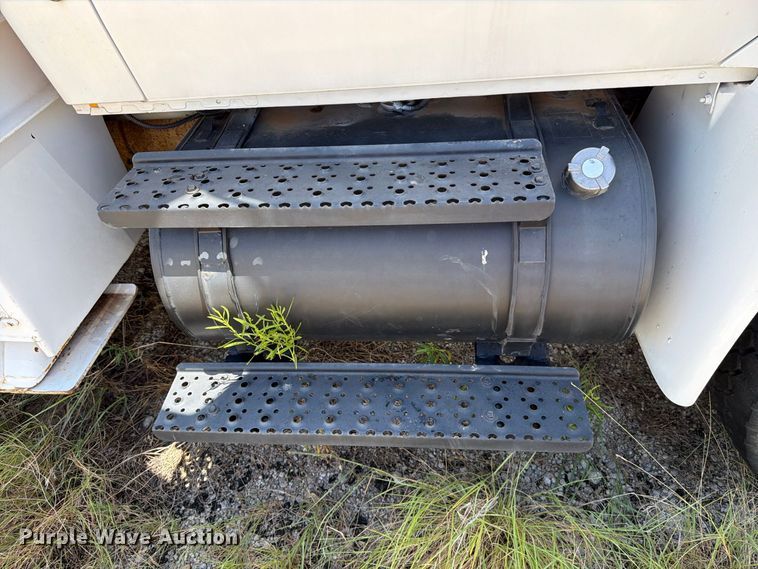 image for item DV8578 2006 International 4300 digger derrick truck
