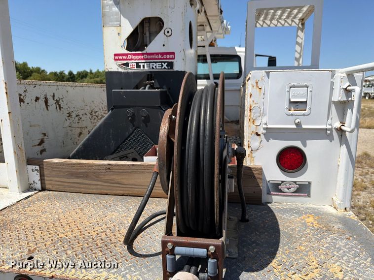 image for item DV8578 2006 International 4300 digger derrick truck