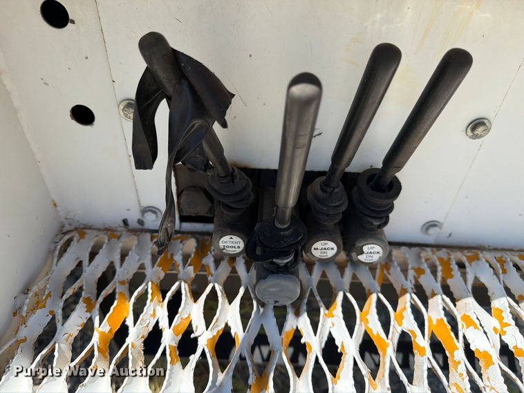 image for item DV8578 2006 International 4300 digger derrick truck