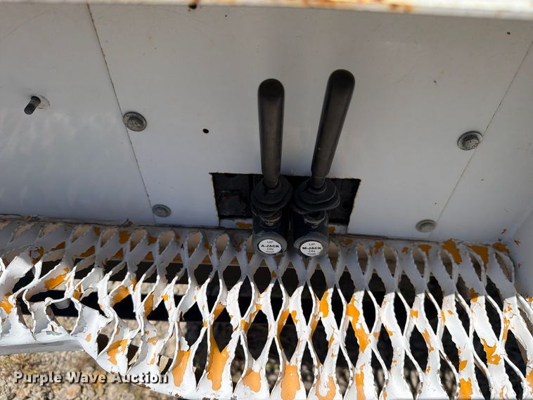 image for item DV8578 2006 International 4300 digger derrick truck