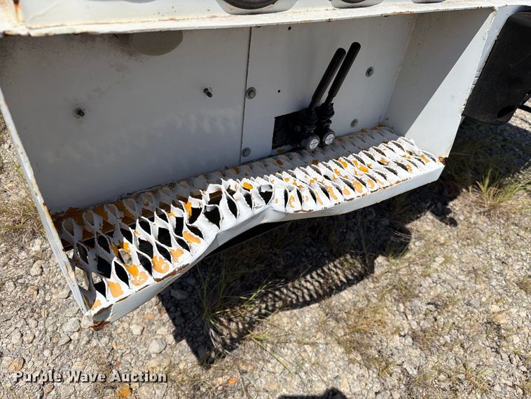 image for item DV8578 2006 International 4300 digger derrick truck