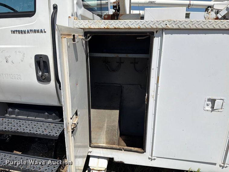 image for item DV8578 2006 International 4300 digger derrick truck