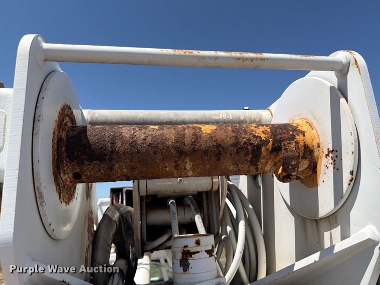 image for item DV8578 2006 International 4300 digger derrick truck