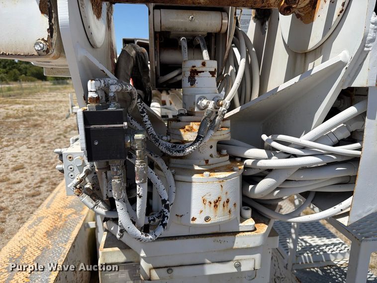 image for item DV8578 2006 International 4300 digger derrick truck
