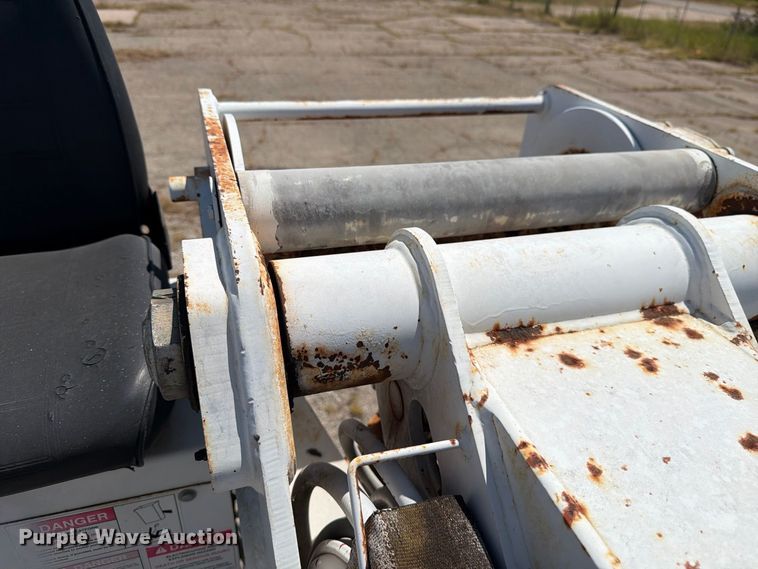 image for item DV8578 2006 International 4300 digger derrick truck
