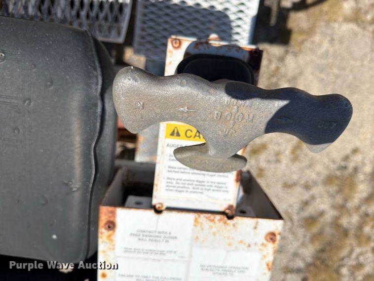 image for item DV8578 2006 International 4300 digger derrick truck