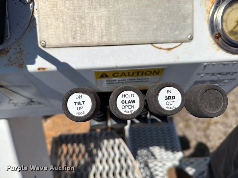 image for item DV8578 2006 International 4300 digger derrick truck