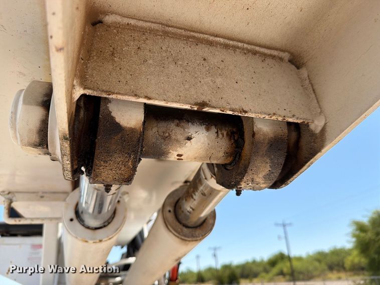 image for item DV8578 2006 International 4300 digger derrick truck