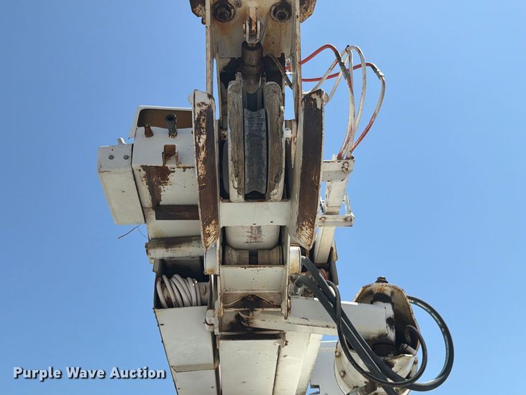 image for item DV8578 2006 International 4300 digger derrick truck