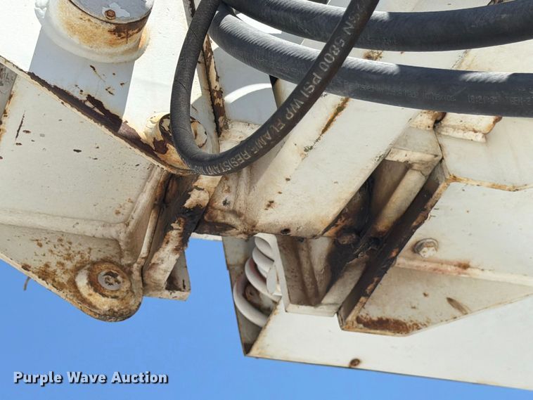 image for item DV8578 2006 International 4300 digger derrick truck