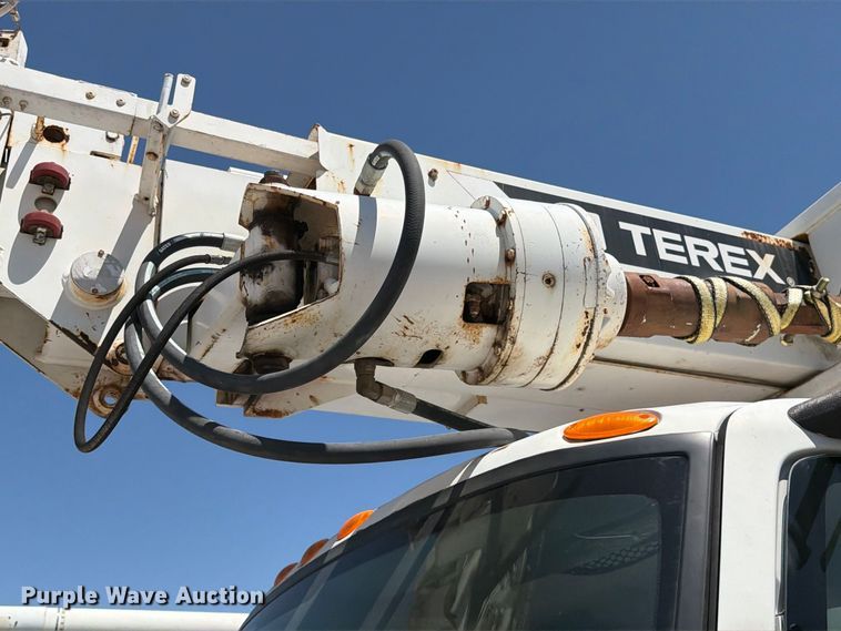 image for item DV8578 2006 International 4300 digger derrick truck