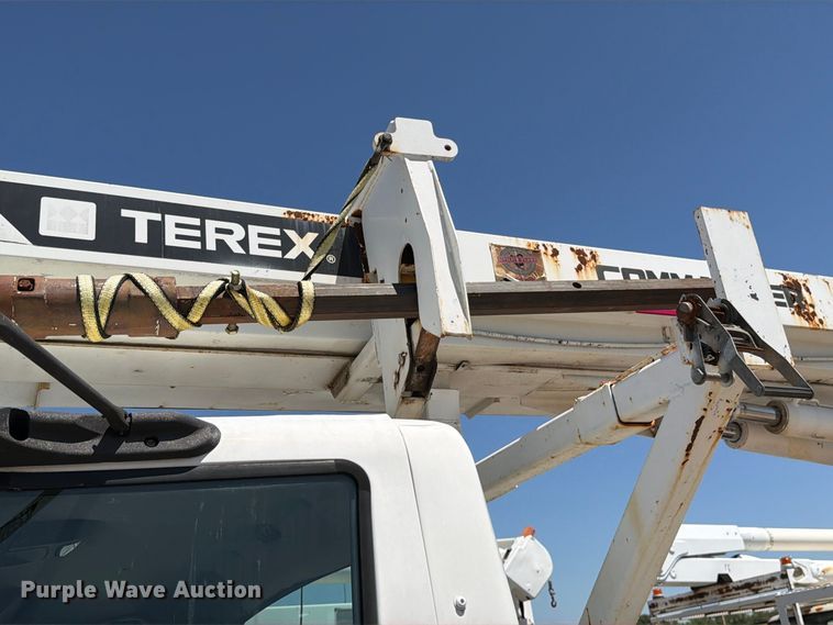 image for item DV8578 2006 International 4300 digger derrick truck