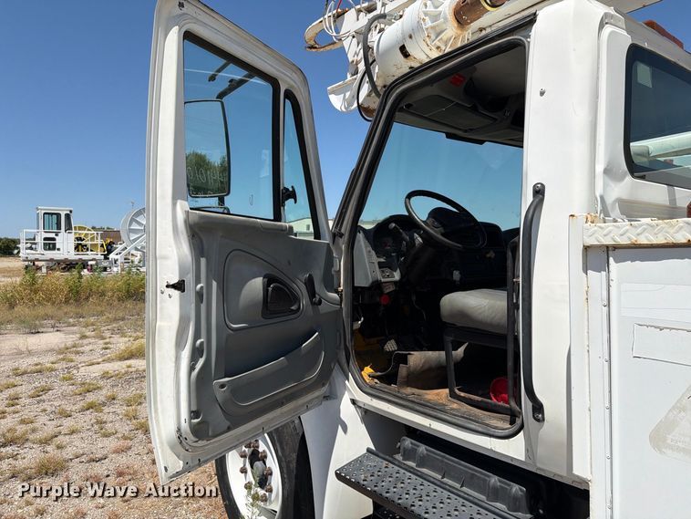 image for item DV8578 2006 International 4300 digger derrick truck